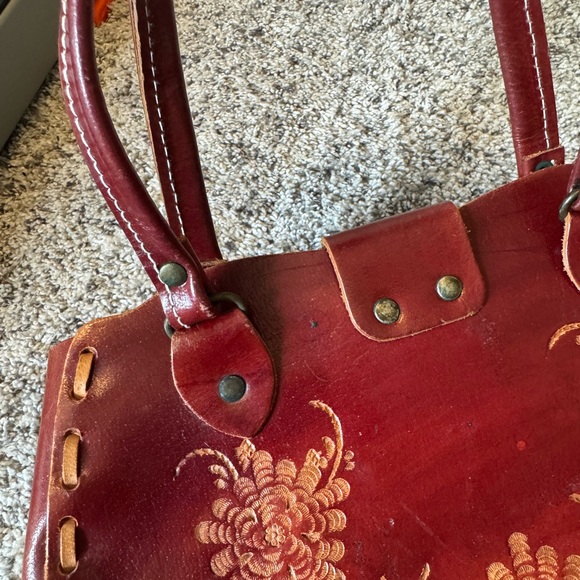 WA Hand Tooled Leather Sophisticated Red and Orange Shoulder Bag - Picture 6 of 10